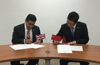 Representatives from China and the UK signing agreement