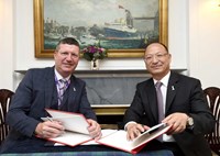 Representatives from Edinburgh and Beijing Airports signing agreement